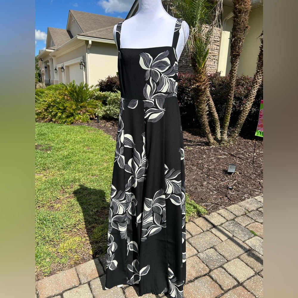 NWT🌷EXPRESS Flowy Jumper with Modern Floral Print and Back Smocking